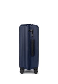 Navy modro-sivý tvrdý kufr s vertikálními drážkami, bočním madlem, vestavěným kombinovaným zámkem a čtyřmi kolečky pro snadnou manipulaci.