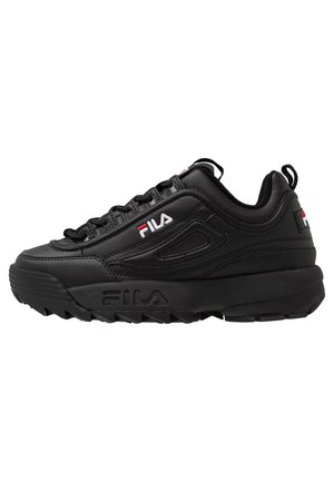 Melnas sporta kurpes, kas izgatavotas no sintētiskās ādas. Tām ir bieza zole, teksturēti raksti un izteikts Fila logo sānos.
