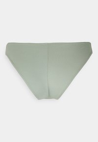 Parte de baixo de bikini em verde menta com corte baixo, apresentando costuras duplas e uma textura suave.