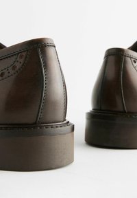 Next REGULAR FIT - SIGNATURE BROGUE - Elegantsed paeltega jalatsid - brown