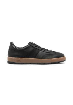 Czarny niski skórzany sneaker z brązową gumową podeszwą i czarnymi sznurowadłami, widok z boku na białym tle.