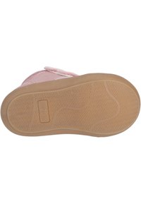 Rosa ruskindssko med velcro-rem og en tekstureret gummisål med et bølget mønster. Størrelsesindikator "20" præget på sålen.