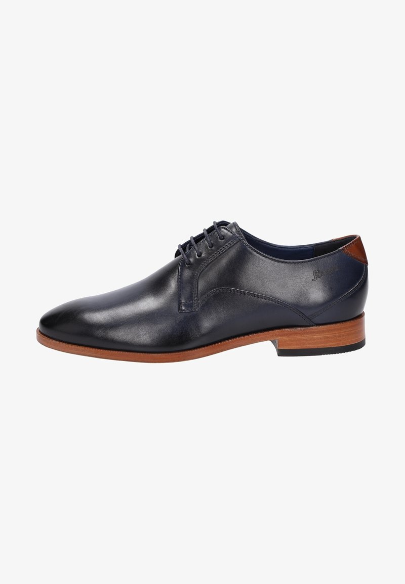 Chaussure habillée en cuir marine avec une finition lisse, bout arrondi, lacets ovales et accent en cuir marron sur le talon. Semelle plate avec légère élévation.
