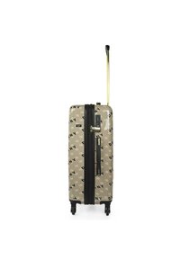 Maleta rígida en beige con patrones de logotipos en negro, que cuenta con un asa dorada retráctil, ruedas suaves y un cierre de doble cremallera.