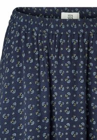 Falda azul oscuro con cintura elástica fruncida, con pequeños patrones florales y abstractos en azul claro y amarillo a lo largo.