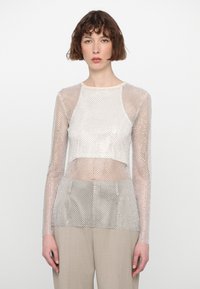 Sølv mesh langermet topp med rund hals, med et cropped design. Glatt tekstur med et semi-transparent utseende.