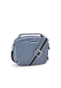 Borsa a tracolla in nylon blu con hardware argentato, forma rettangolare, manico superiore e tracolla regolabile con una striscia nera. Chiusura con cerniera.