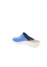 Zuecos azules perforados con una suela de goma blanca, que presentan una puntera redondeada y una plantilla acolchada para mayor comodidad.
