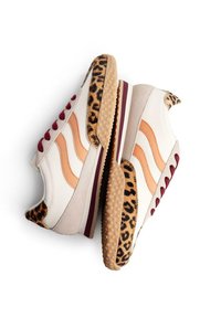 Baskets avec une tige beige et rose clair, accents à imprimé léopard, rayures latérales bordeaux et semelle en caoutchouc texturée. Design classique sportif.