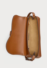 Brun lærveske med en jevn tekstur, buet form og synlig søm. Innvendig har den et lysere fôr og en glidelåslomme.