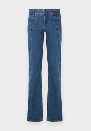 Μπλε τζιν παντελόνια με μπροστινές τσέπες με σχέδιο, διπλό κούμπωμα με κουμπιά και ελαφρώς φαρδιά πόδια, απλωμένα επίπεδα σε λευκό φόντο.