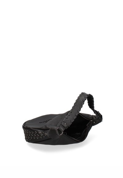 Sac en cuir noir avec une sangle tissée texturée, des accents cloutés et une fermeture zippée, présentant une forme douce et arrondie ainsi qu'un compartiment ouvert.