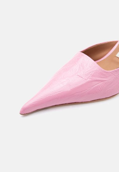 Ροζ δερμάτινο mule παπούτσι με μυτερή μύτη, υφή φινιρίσματος και ανοιχτό καφέ εσωτερική επένδυση σε λευκό φόντο.