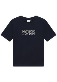 Granatowa bawełniana koszulka z krótkim rękawem i okrągłym dekoltem; na przodzie znajduje się napis "BOSS" w białym i zielonym kolorze, z napisem "HUGO BOSS" poniżej.