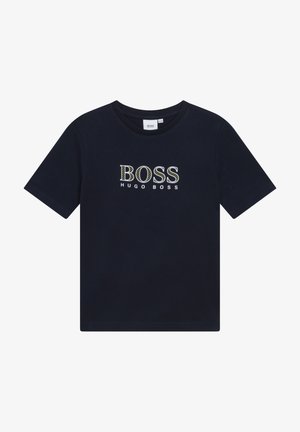 Námorně modré bavlněné tričko s krátkým rukávem a kulatým výstřihem; má bílé a zelené nápisy "BOSS" s "HUGO BOSS" pod nimi.