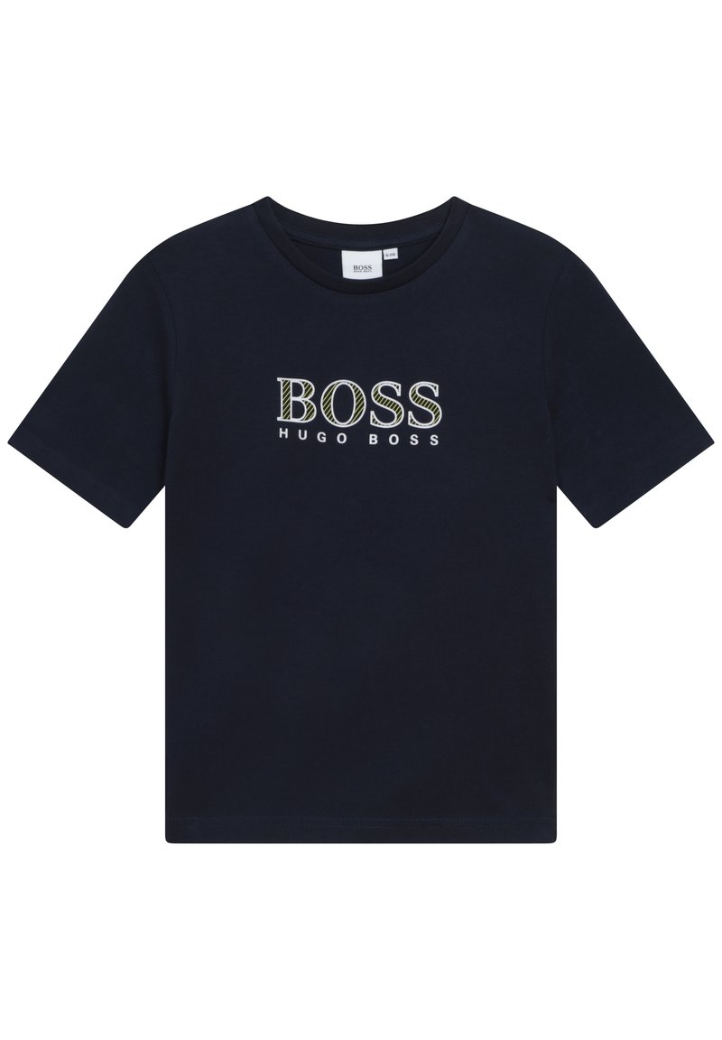 Granatowa bawełniana koszulka z krótkim rękawem i okrągłym dekoltem; na przodzie znajduje się napis "BOSS" w białym i zielonym kolorze, z napisem "HUGO BOSS" poniżej.