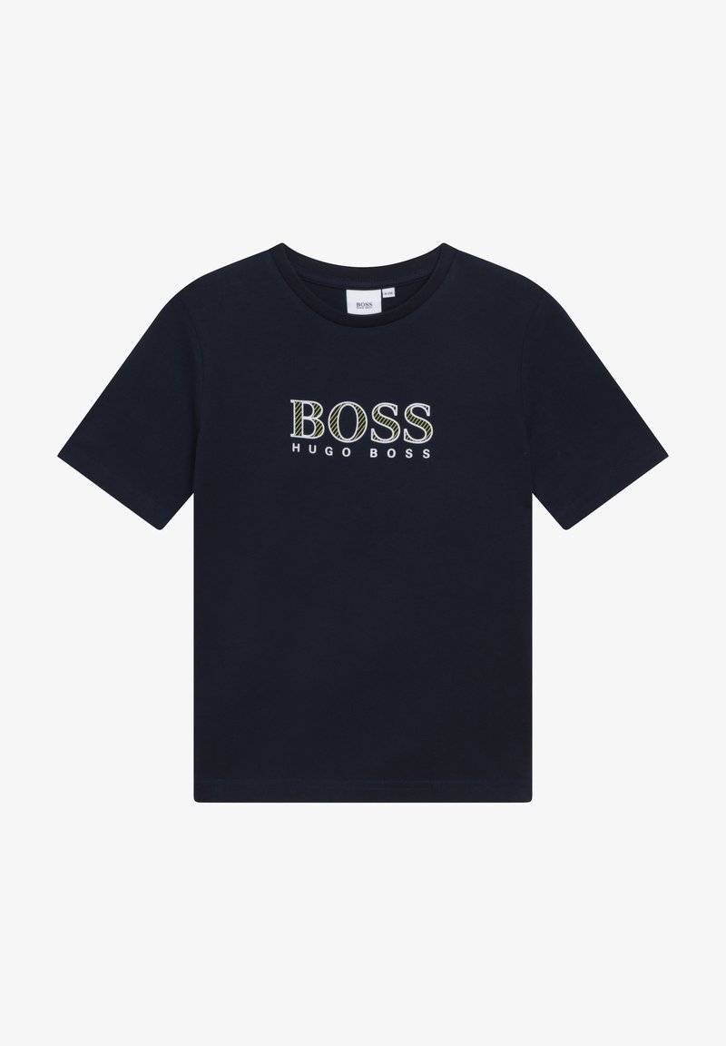 Námorně modré bavlněné tričko s krátkým rukávem a kulatým výstřihem; má bílé a zelené nápisy "BOSS" s "HUGO BOSS" pod nimi.