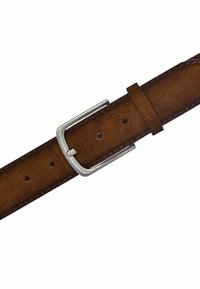 Cinturón de cuero marrón con una hebilla de metal plateada, que presenta una textura suave, costuras visibles y varios agujeros de ajuste.