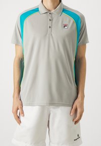 Šedý polo triko s tyrkysovými a neonově žlutými akcenty, krátké rukávy, límec a nášivka s logem na levé hrudi.