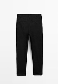 Czarne spodnie o slim fit, wykonane z teksturowanej tkaniny. Posiadają dwie tylne kieszenie bez widocznych ozdób.