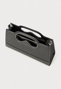 Borsa nera strutturata realizzata in pelle testurizzata. Presenta doppie maniglie superiori, una tasca frontale con zip e un marchio impresso di lato.