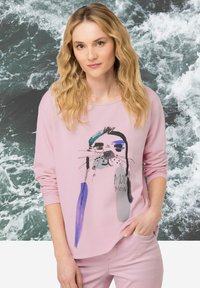 Lichtroze sweatshirt met lange mouwen, voorzien van een abstracte zeilillustratie met blauwe en grijze accenten, gemaakt van soepel katoen.