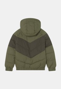 Chaqueta acolchada verde y olivo oscuro con capucha, puños elásticos y patrón de chevron en la parte trasera.