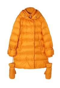 Abrigo acolchado en un intenso color naranja con capucha, que presenta secciones acolchadas, cordones en los puños y bolsillos desmontables en las mangas.