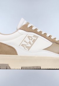 Vita och beige sneakers med en texturerad mockaöverdragning, sydda detaljer, en framträdande logotyp och en lätt gummisula.