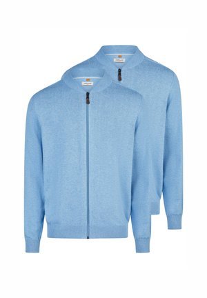 To lyseblå sweatere med lynlås, ribstrikkede manchetter og kraver, vist overlappende på en hvid baggrund.