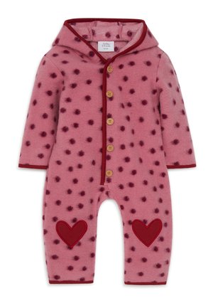 Rosa Fleece-Einteiler mit dunkelrosa Punkten, Kapuze, rotem Besatz, Holzknöpfen und roten Herz-Applikationen an den Beinen.