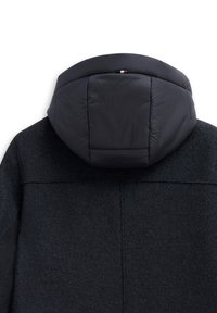 Schwarze Jacke mit einer puffigen schwarzen Kapuze. Der Stoff ist strukturiert und die Kapuze hat ein genähtes Design mit minimalen Hardware-Akzenten.