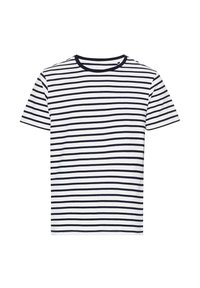 Biała koszulka z krótkim rękawem z poziomymi granatowymi paskami, okrągłym dekoltem i miękką, bawełnianą teksturą. Brak widocznych logo lub akcentów.