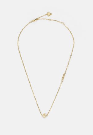 Goldene Halskette mit einem runden, strukturierten Anhänger, der mit dekorativen Elementen verziert ist. Verstellbare Länge mit Verschluss und Logo-Anhänger.