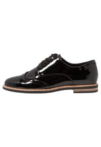 Chaussure oxford en cuir verni noir, avec un bout arrondi, des perforations décoratives et une semelle en liège texturé avec un petit talon.