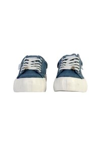 Sneakers in denim blu con suole e lacci bianchi in gomma. Presentano una punta arrotondata e una parte superiore in tela texturizzata. Dettaglio minimale del marchio sulla linguetta.