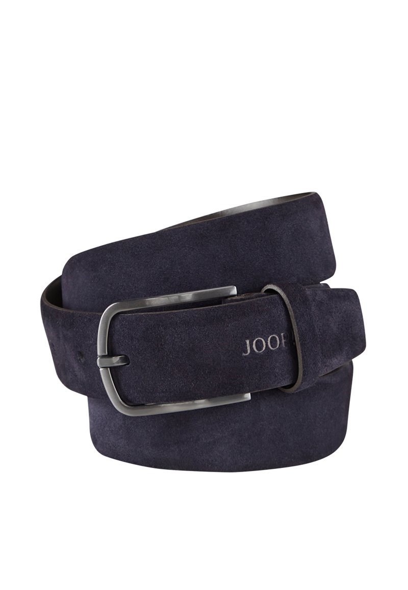 Navy suède riem met een rechthoekige zilveren metalen gesp. Heeft een gladde textuur en een reliëfmerklogo voor detail.