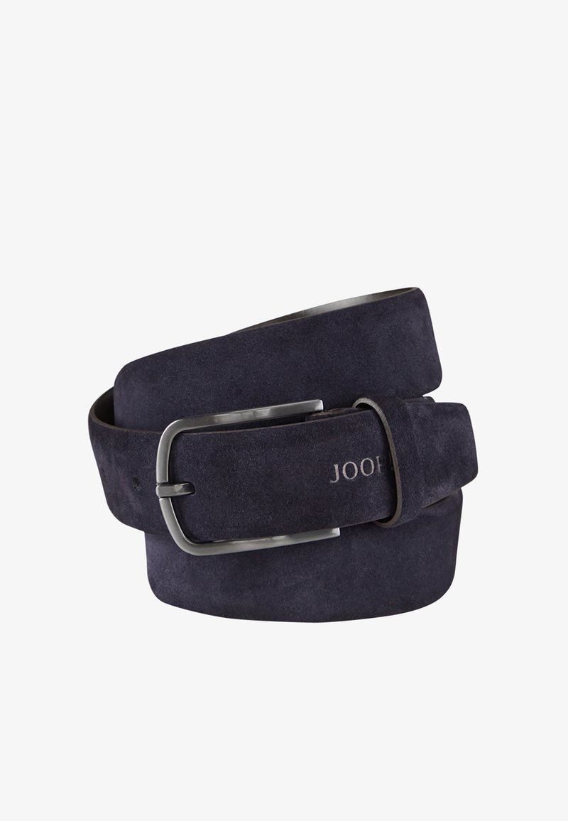Navy suède riem met een rechthoekige zilveren metalen gesp. Heeft een gladde textuur en een reliëfmerklogo voor detail.