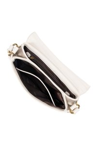 Bolso de cuero blanco con un compartimento con cremallera y un interior marrón. Presenta dos bolsillos principales y acentos de hardware en tono dorado.
