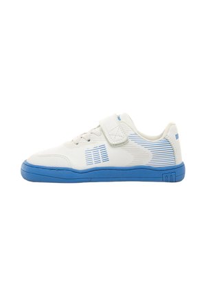 Witte sneaker met blauwe zool, blauw gestreept ontwerp, veters en een enkele klittenbandsluiting aan de zijkant, gezien vanuit een links profiel.