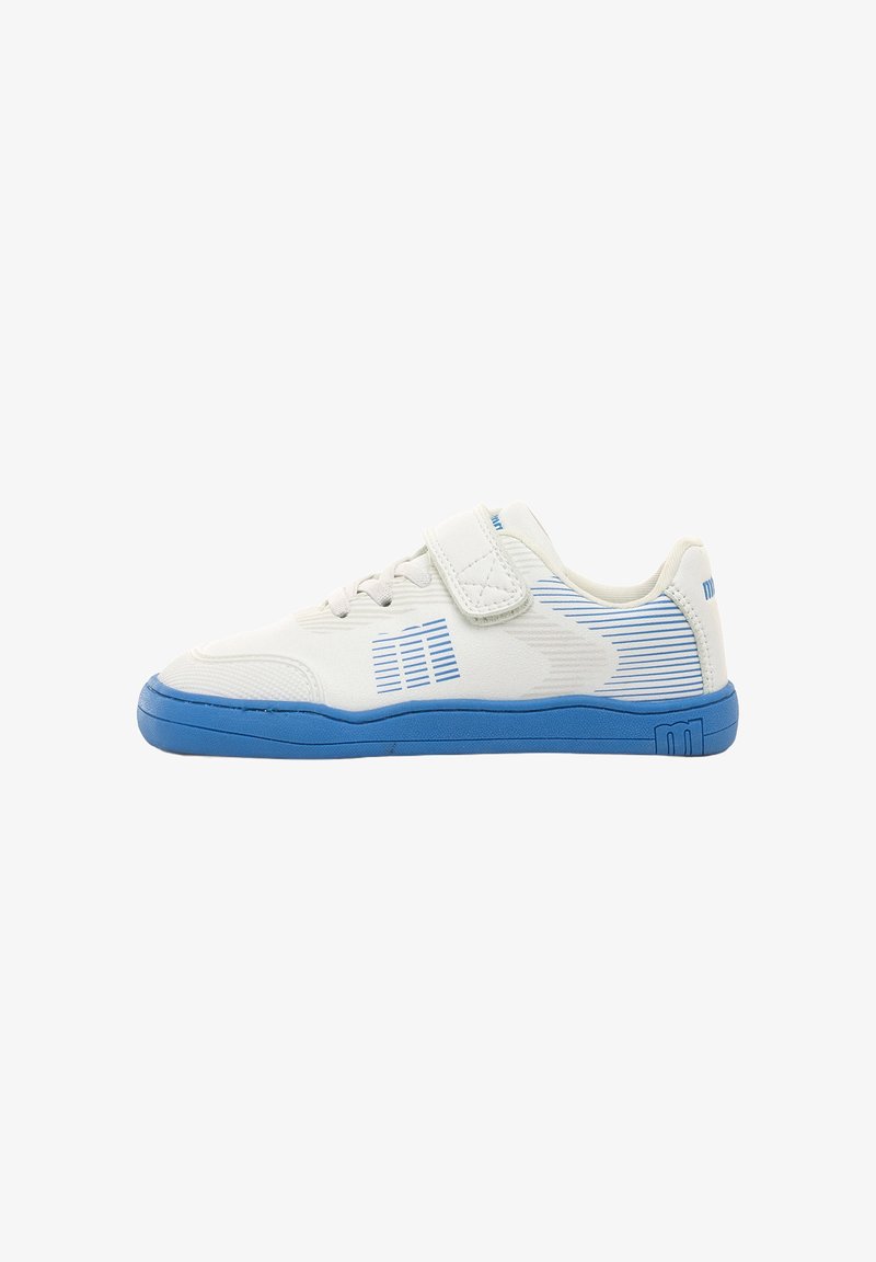 Sneaker bianco con suola blu, design a strisce blu, lacci e una singola chiusura in velcro sul lato, mostrato da un profilo sinistro.