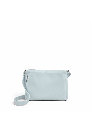 Sac bandoulière en cuir bleu clair avec poche avant zippée et sangle réglable sur fond blanc.