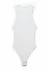 Bílý žebrovaný bodysuit s vysokým výstřihem a bezrukávovým designem. Obsahuje zapínání na patentky na spodní části a má těsný siluetu.
