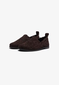 Gewebte braune Wildleder-Slipper mit einem gewellten Kragen und einer minimalistischen Gummisohle. Verfügt über eine strukturierte Oberfläche und keine sichtbaren Beschläge.