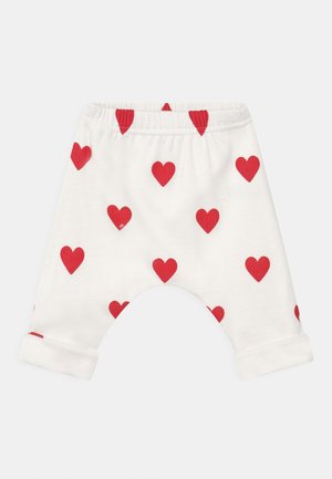 Hvide babybukser med røde hjerte-mønstre, med en ribkant forneden og elastisk talje for komfort. Blødt bomuldsstof.
