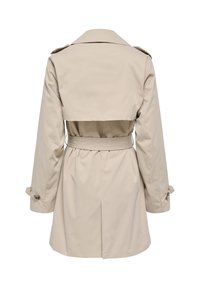 Trench-coat beige avec soufflet au dos, taille ceinturée, manches longues avec poignets boutonnés, vu de dos.