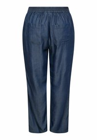 Mörkblå denimbyxor med elastisk midja, två bakfickor och en avslappnad, avsmalnande passform. Slät textur, inga synliga mönster.