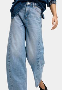 Marks & Spencer MID RISE BARREL - Jeans baggy - light indigo