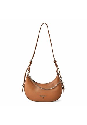 Sac à bandoulière en cuir couleur tan avec sangle réglable, détail chaîne en argent, et petit logo métallique à l'avant.