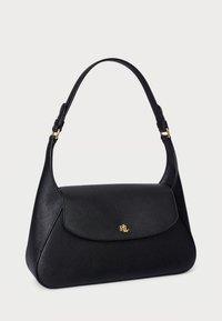 Bolsa de couro preta com uma forma estruturada, superfície texturizada, aba dobrável e destaque de logotipo dourado. Possui uma alça de ombro única.